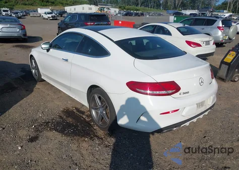 2017 Mercedes-Benz C 300 4Matic z USA, uszkodzony, nr VIN WDDWJ4KB2HF488590